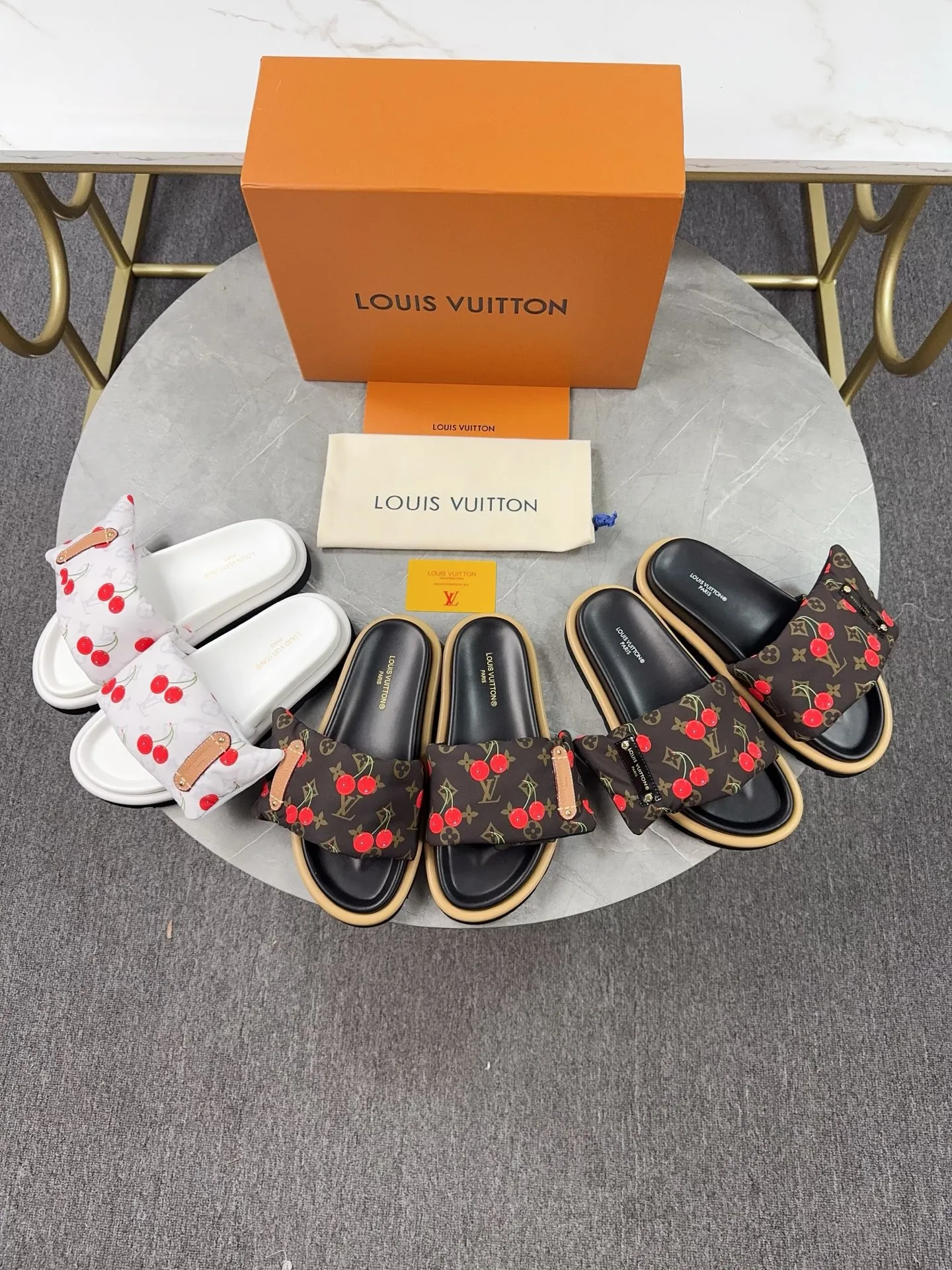 👟👟Ex-factory price 360👟👟 LV Donkey Brand L Family 2025 Hot Style Embossed Logo Embossed Sandals This Pool Pillow Comfort flat sandals are made of technical fabrics and use high-frequency embossing technology to reinterpret the Monogram pattern. Soft padded upper with adjustable Velcro, comfortable and tough insole adds harmonious colors ▪️Fabric: Original customized technical fabric ▪️Lining: soft sheepskin lining ▪️Sole: Original open-molded rubber foam outsole ▪️Size: 35-45